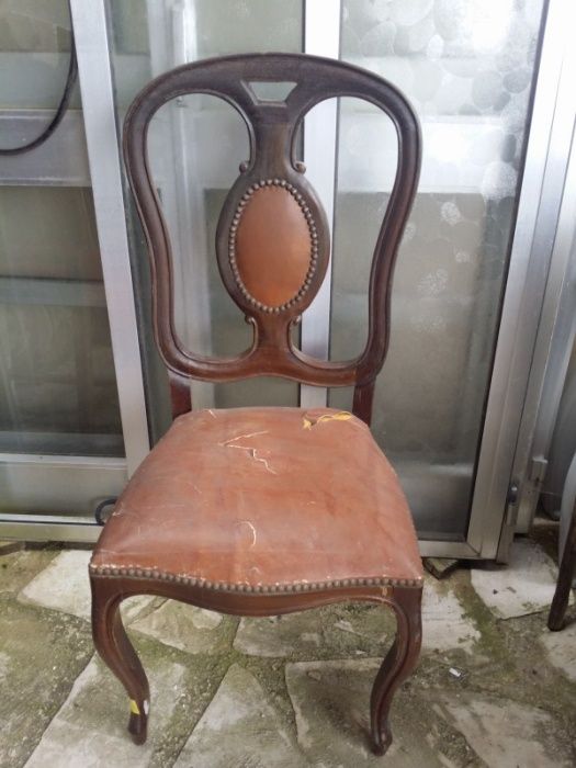Duas cadeiras antigas