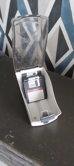 pudełko na dyskietki plus dyskietki