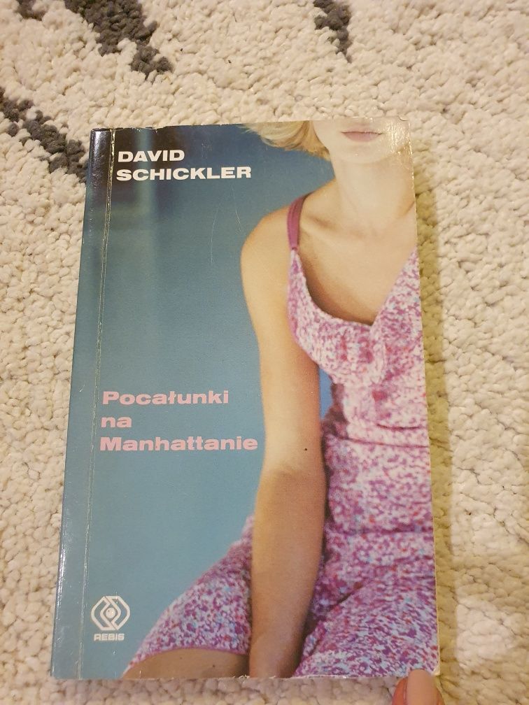 Pocałunki na Manhattanie David Schickler książka Opowieść