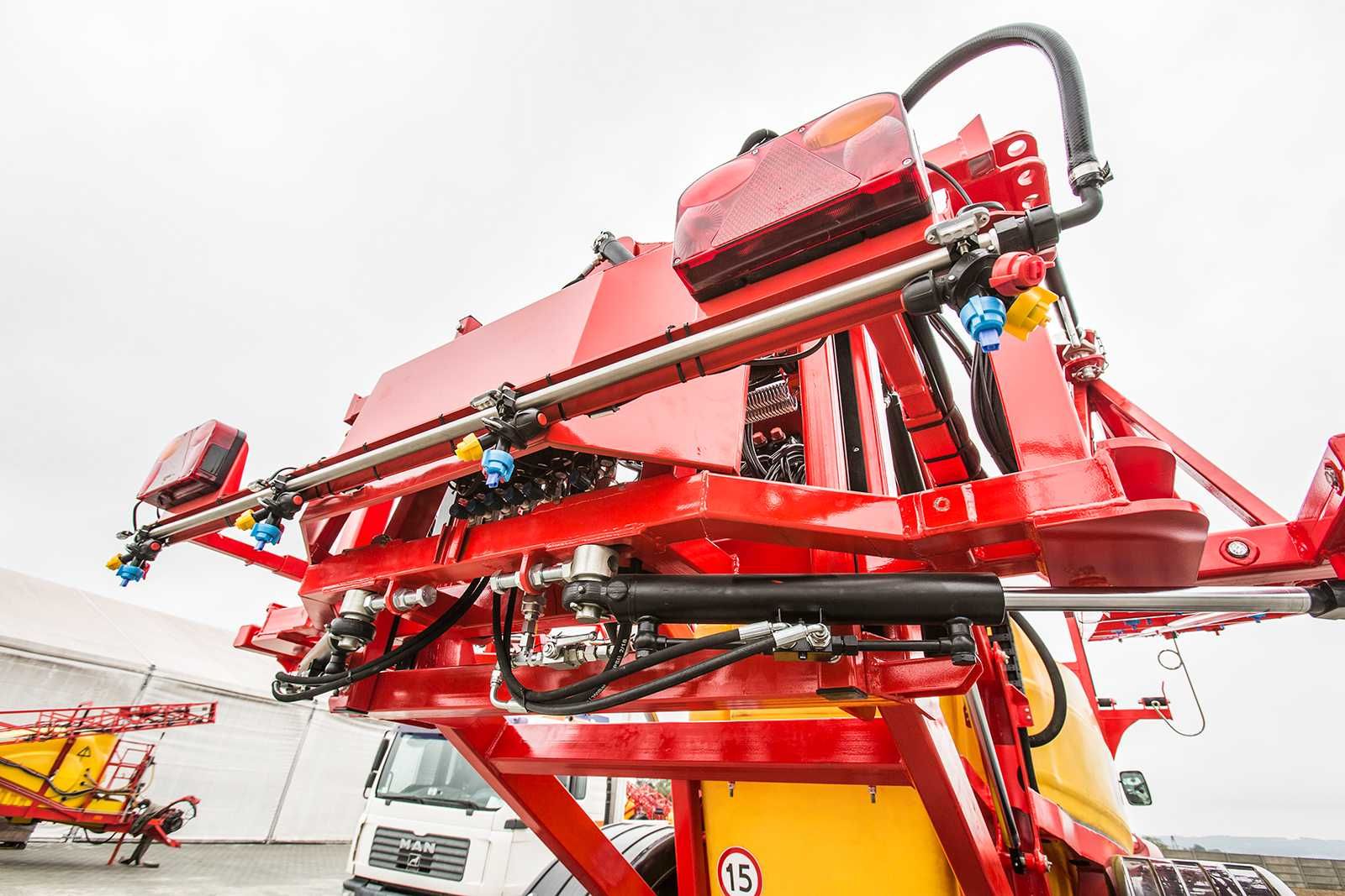 Opryskiwacz polowy przyczepiany rozkład. hydraulicznie PROTON - TORO