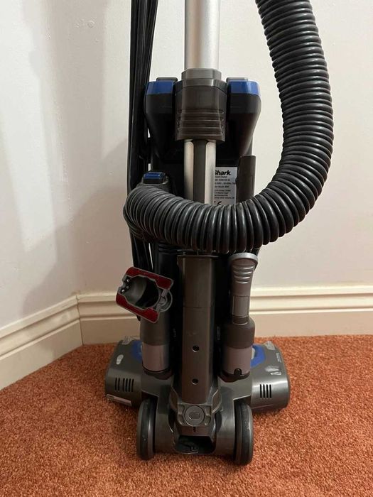 Пылесос вертикальный известного бренда Shark Англия