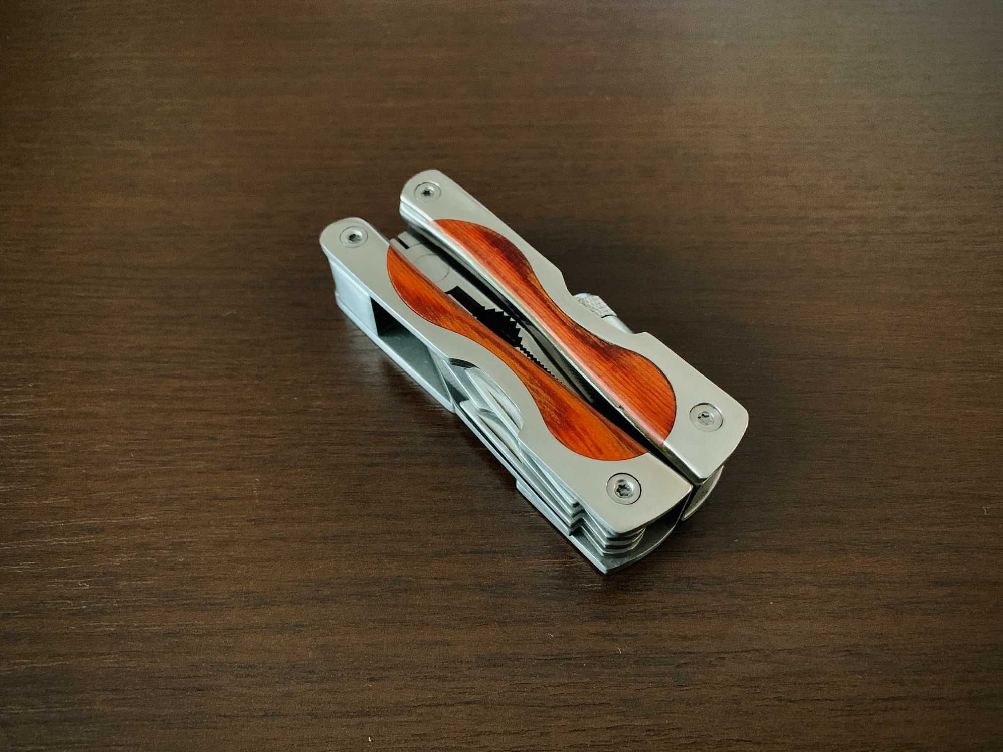 Ładny i kompaktowy multitool