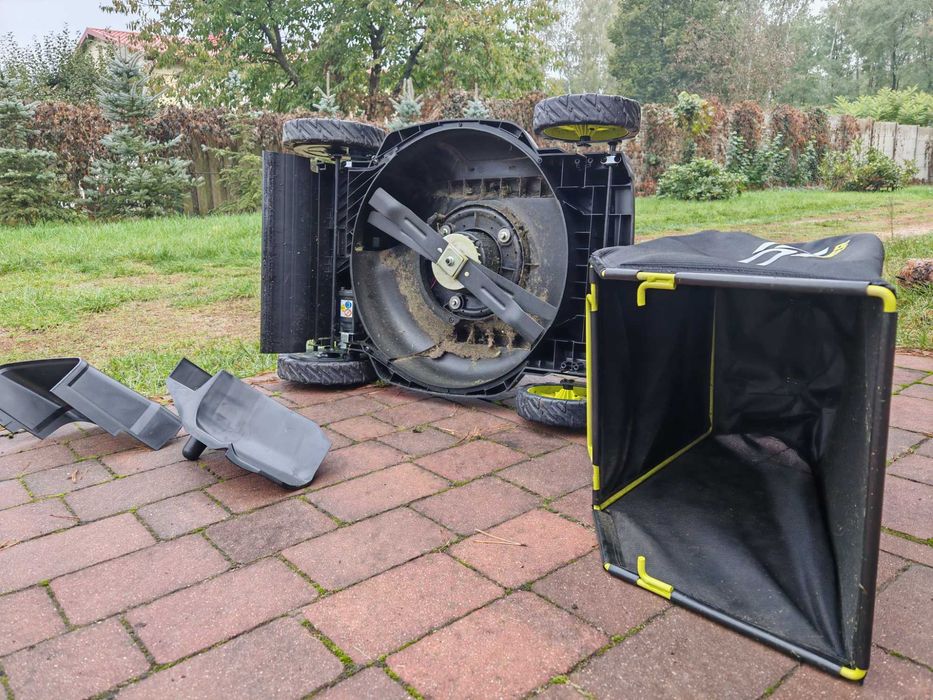 Kosiarka RYOBI - akumulatorowa z napędem o szerokości koszenia 53 cm