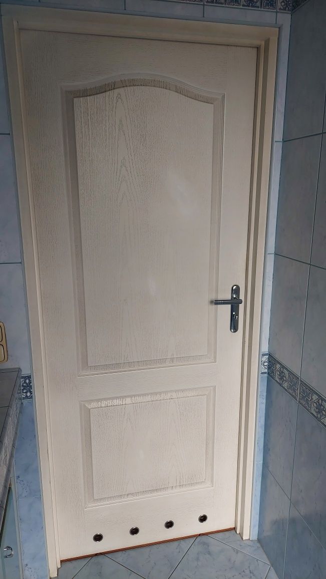 Drzwi łazienkowe 80cm. z ościeżnicą i klamką
