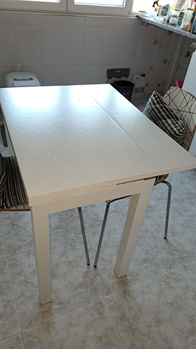 Mesa de cozinha e 2 cadeiras Ikea