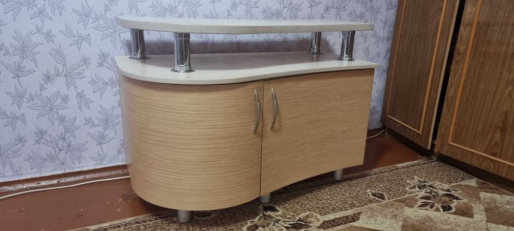 Тумба під телевізор в гарному стані