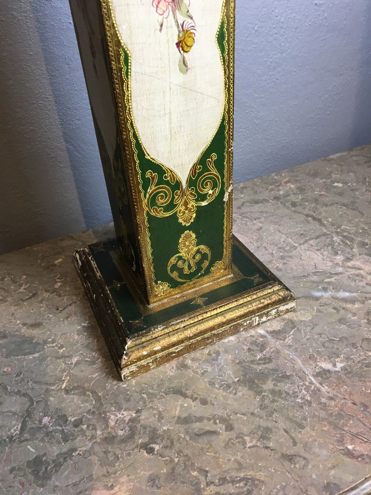 Telefone antigo em coluna pintado em talha dourada