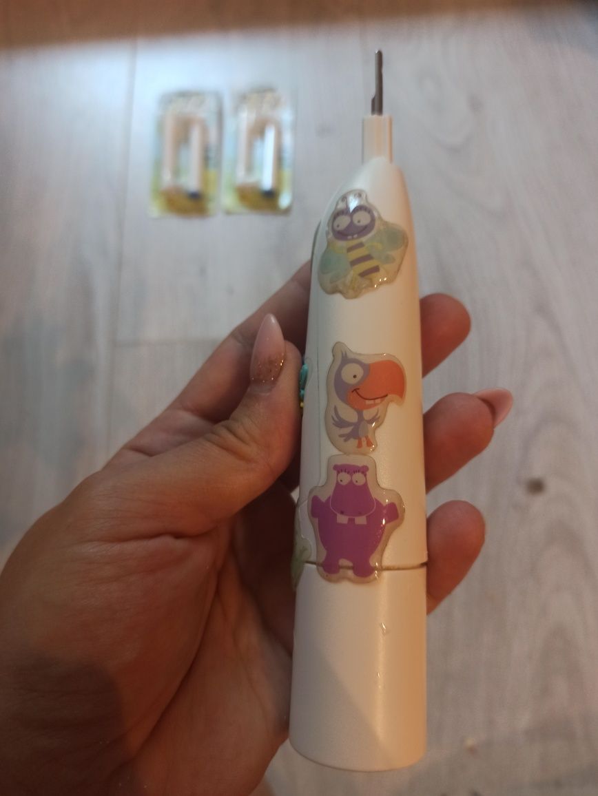 Szczoteczka elektryczna Buzzy Brush dla dzieci 3+ i wymienne końcówki
