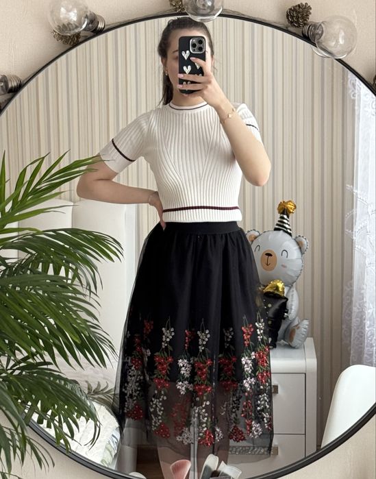 Чорна спідниця з квітами