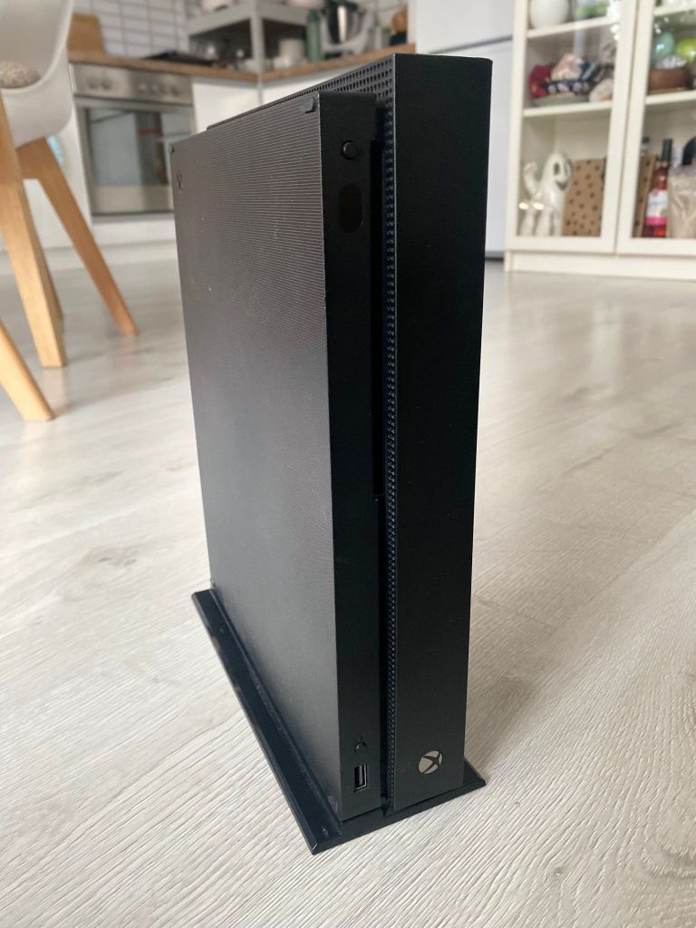 Xbox One X 1tb w zestawie dwa pady i dwie gry
