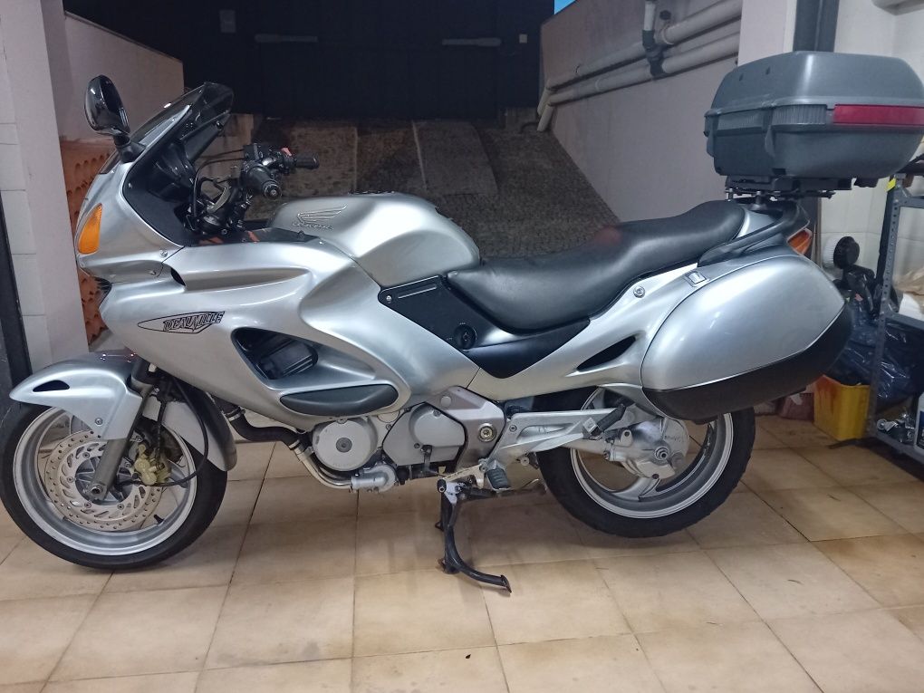 Vendo Honda Deauville- ler descrição