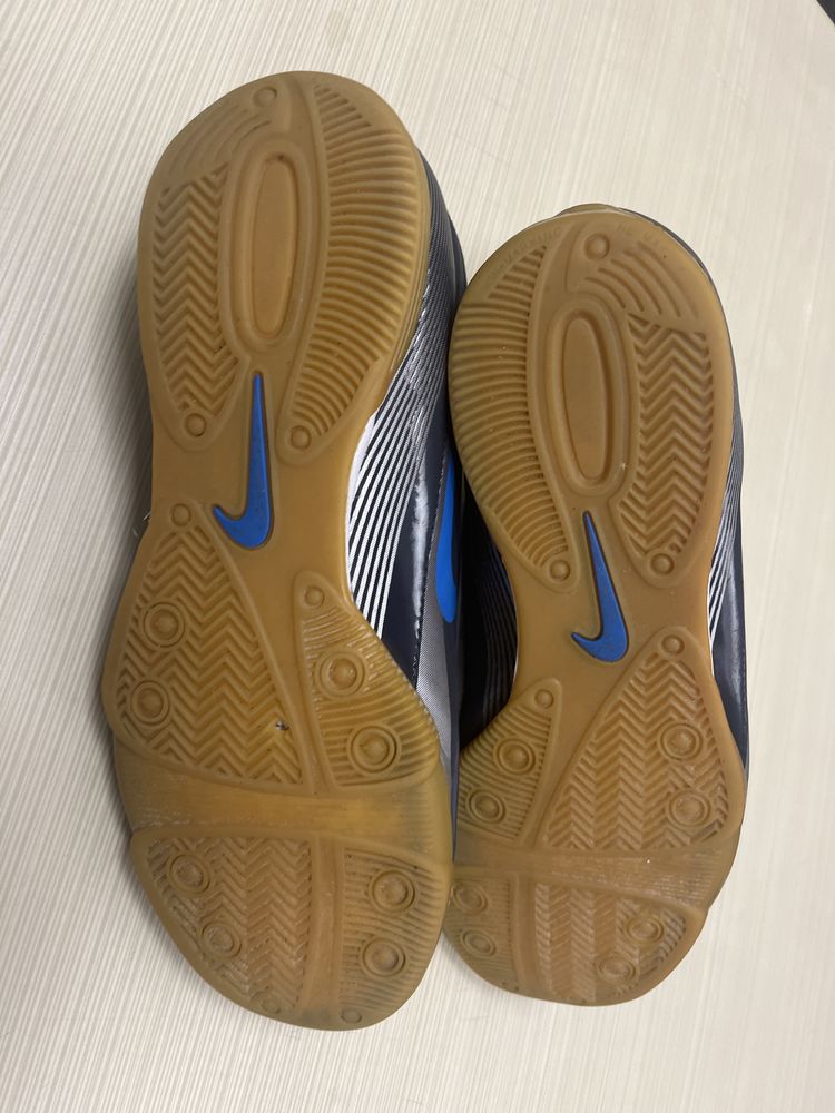 Продам футлалки Nike Swift IC 40.5=26.5 см