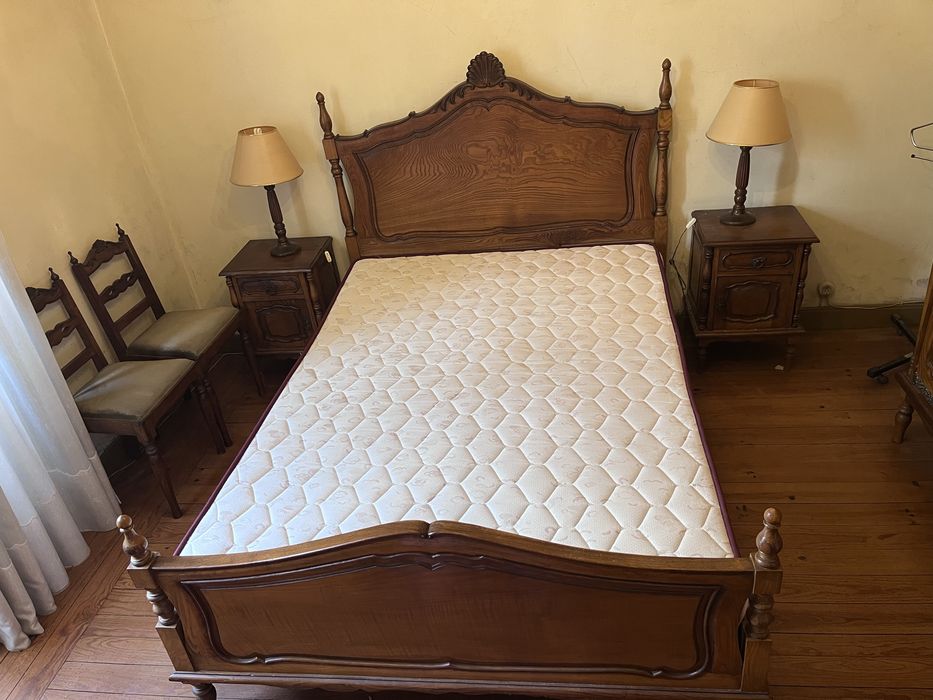 Cama com mesas de cabeceira