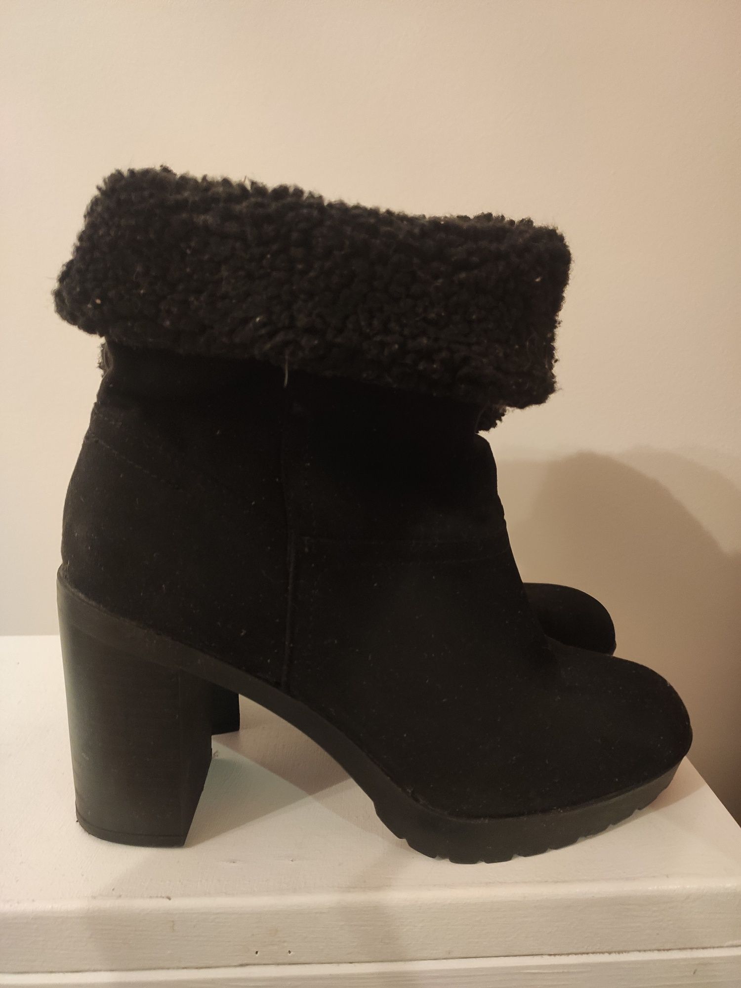 Czarne buty za kostkę rozmiar 40 z barankiem
