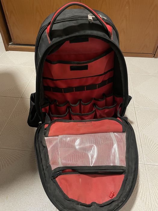 Mochila com ferramentas para eletricista
