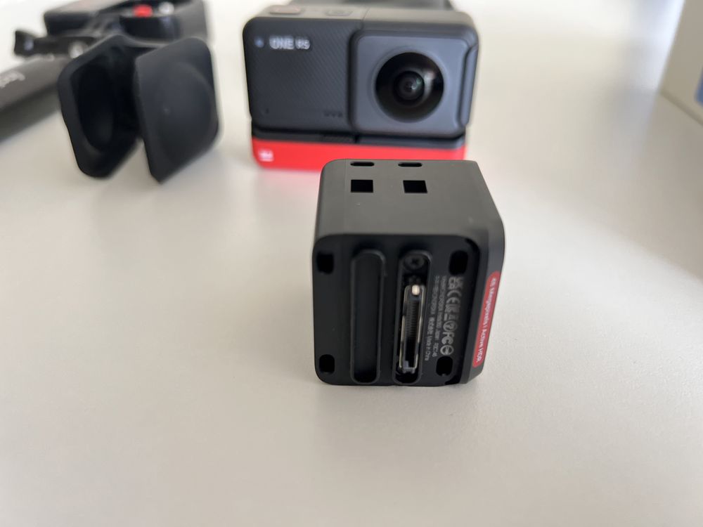INSTA360 RS ( com extras vara, +uma bateria e case )