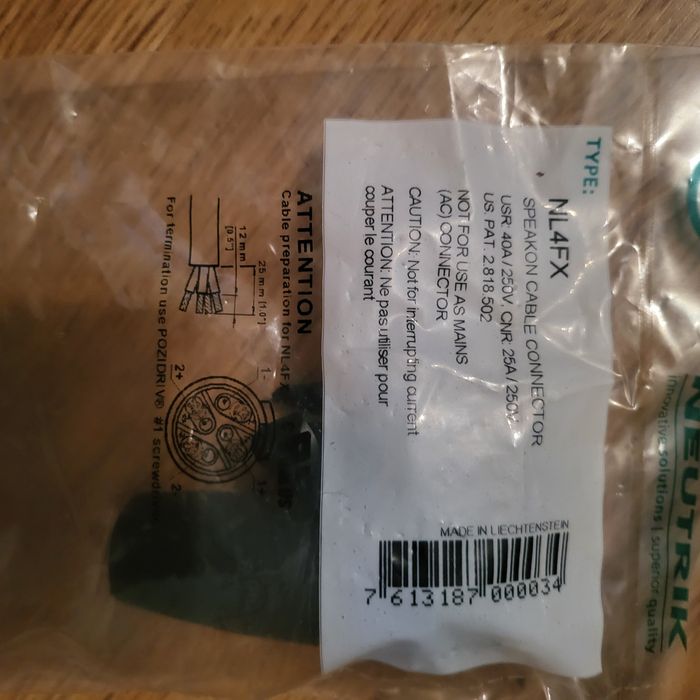 2 Eminence ASD1001 PRO. Conector de cabo speakon