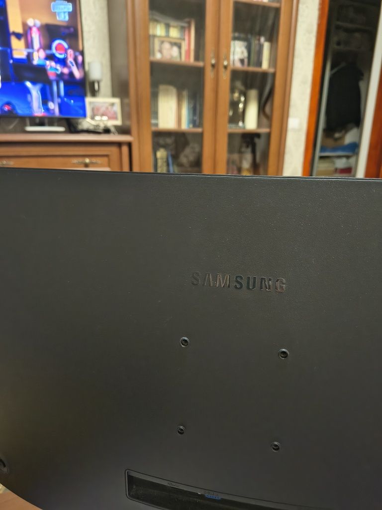 Монитор геймерский Samsung C27R500FHI в идеальном состоянии