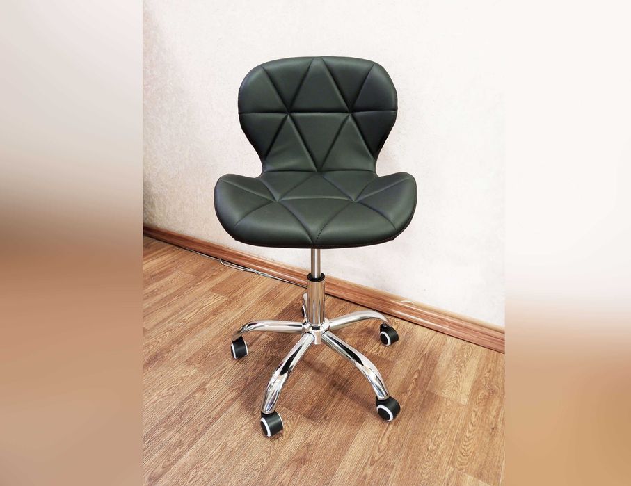 Обертове крісло офісне чорне Demure стілець комп'ютерний на калесах