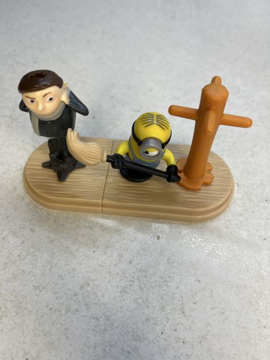 Фігурки Макдональдс Mcdonald’s Посіпаки Миньоны Динозаври Тварини