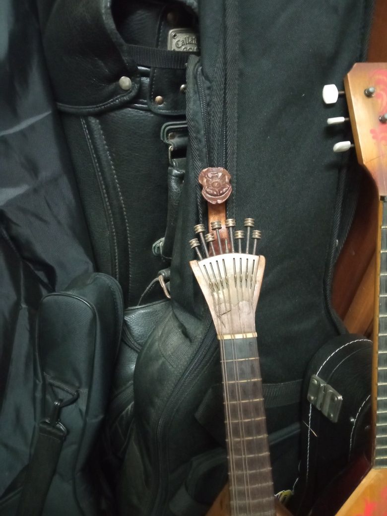 três belíssimas peças de arte. Bandolim,banjo balalaica.