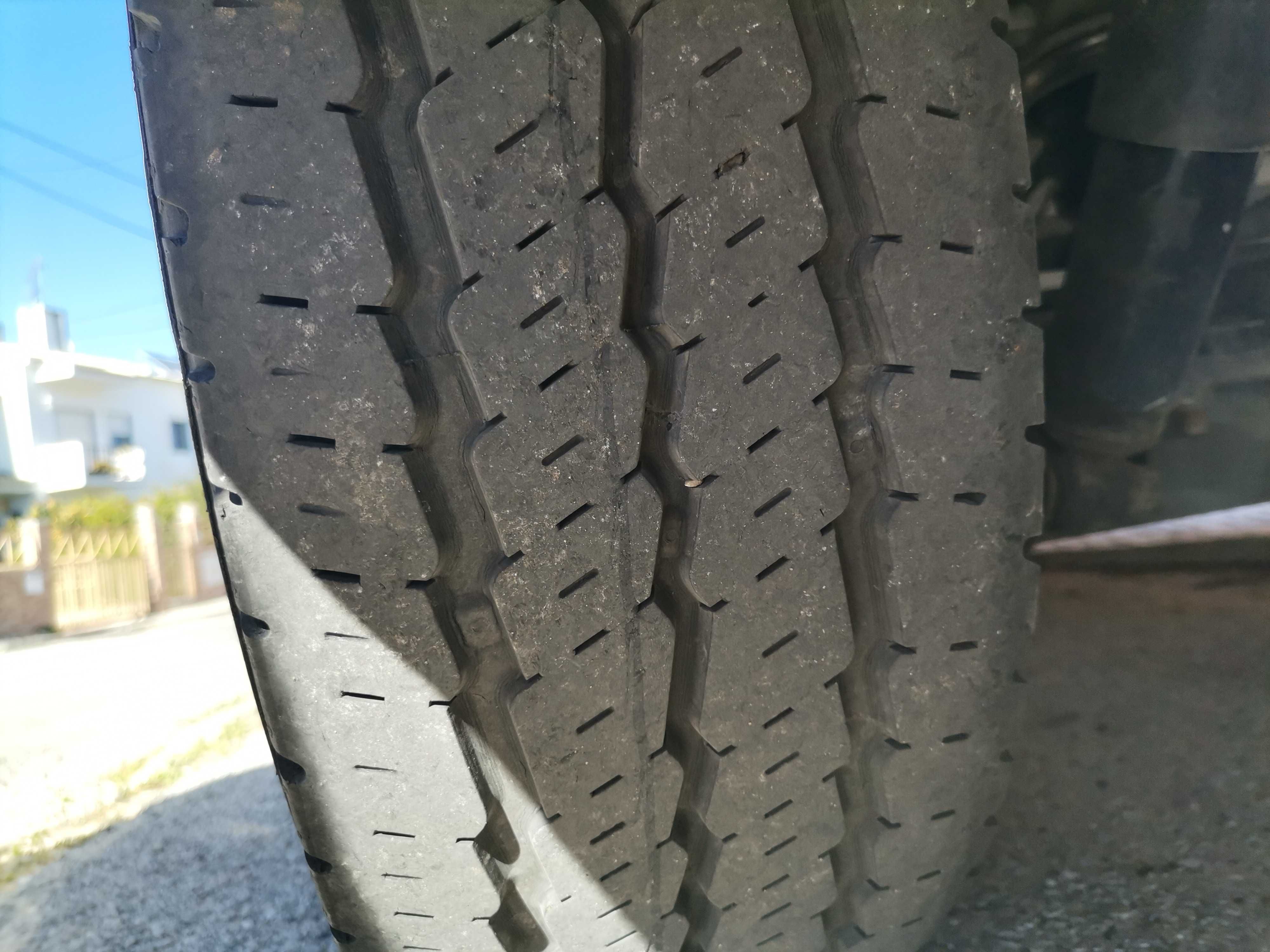 Vendo 4 jantes com pneus 215 70 R15 para autocaravana