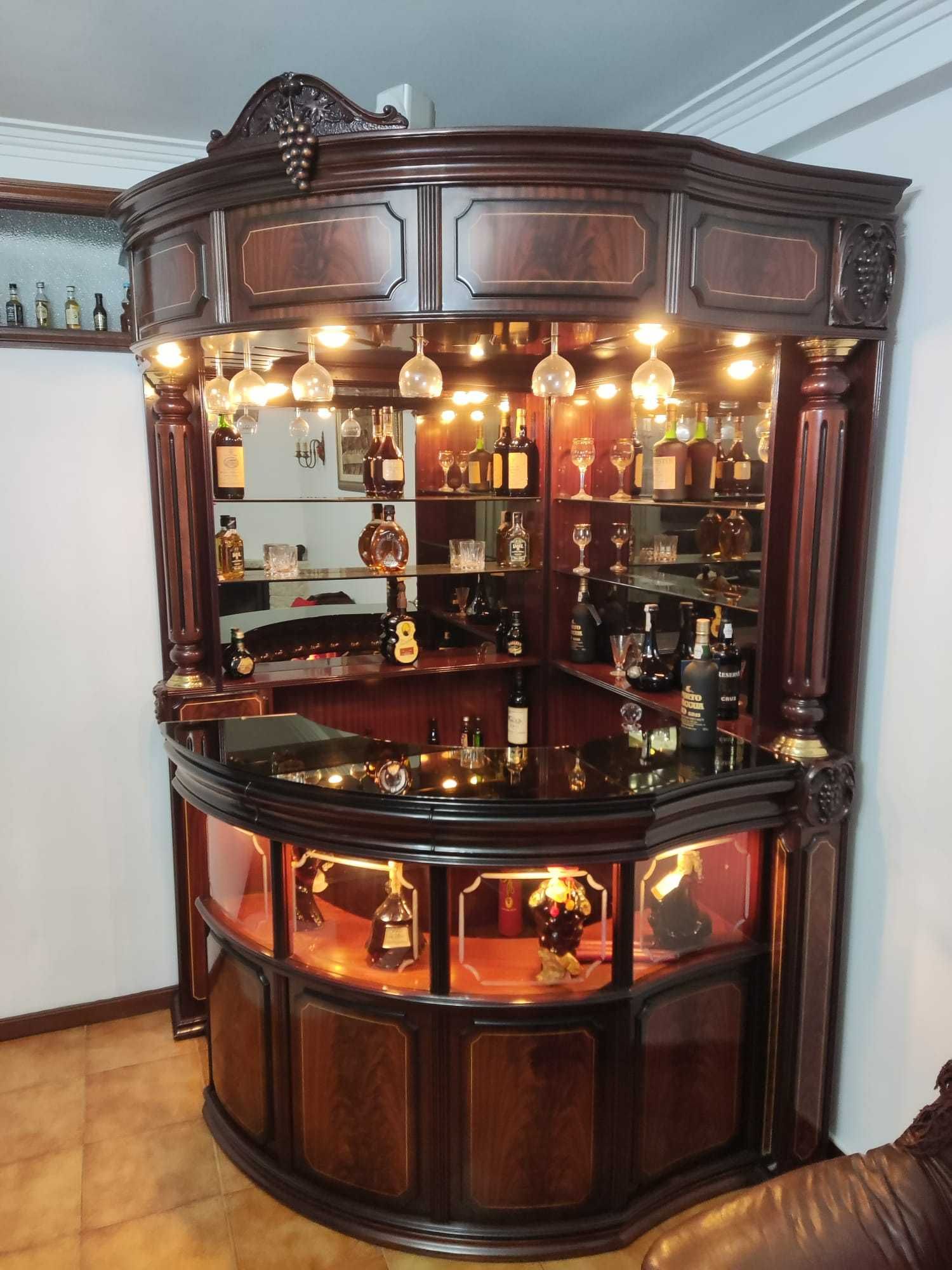 Bar de sala em madeira