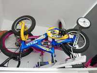 Bicicleta da Barbie e um uma azul  com rodinha de apoio