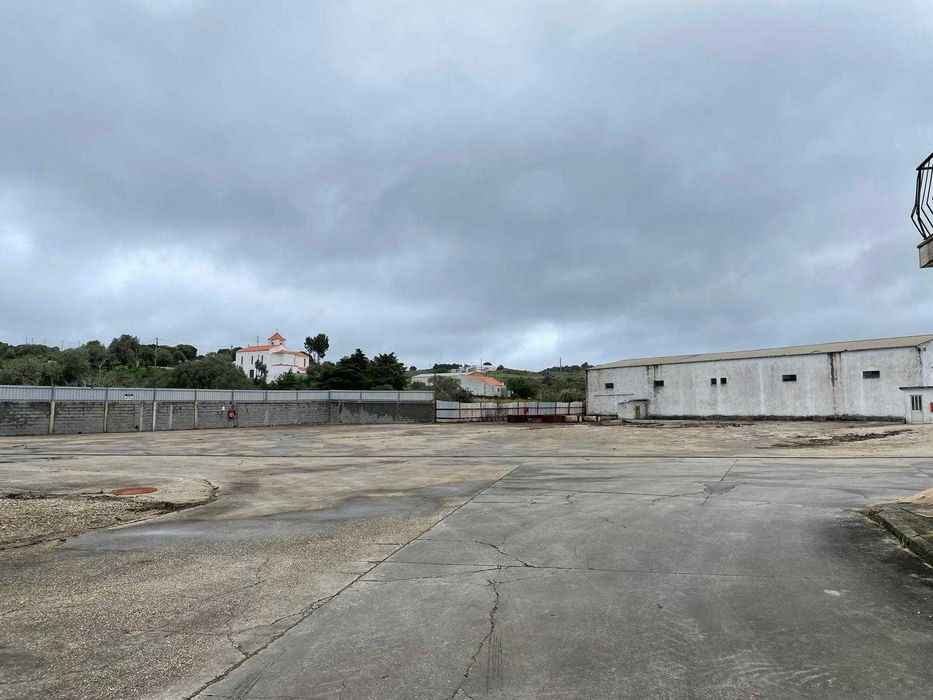 Espaço Descoberto para Estacionamento | Seguro, Vedado e Pavimentado!