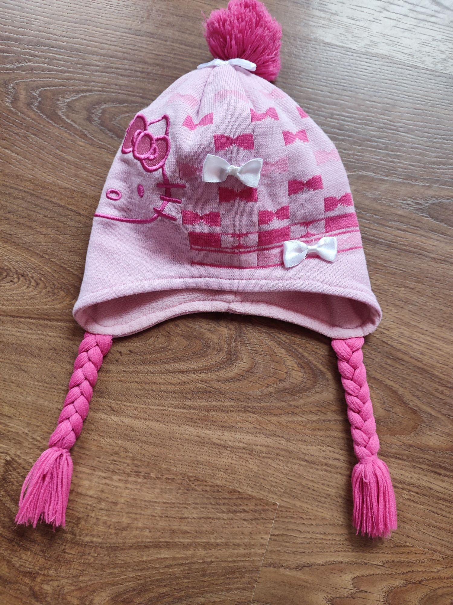 Красива і стильна шапка для дівчинки на 3 роки