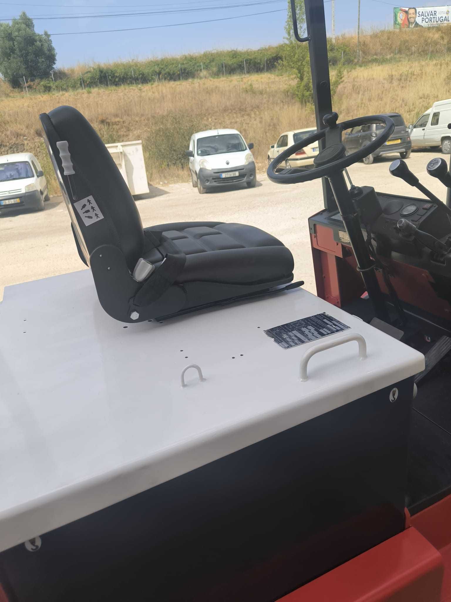 Empilhador NYK 2500Kg mastro duplo electrico
