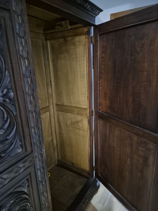 Roupeiro antigo entalhado madeira maciça renascentista