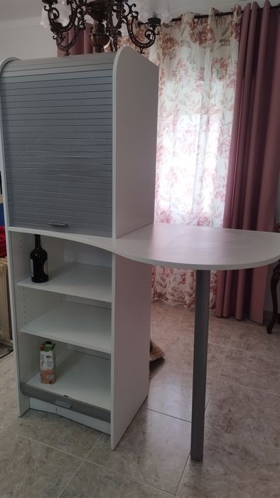 Armário com mesa de apoio
