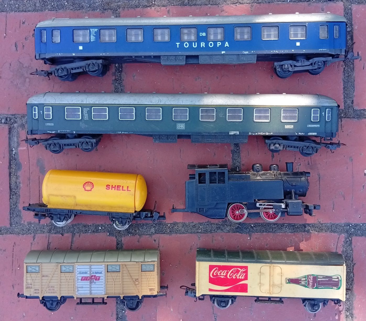 Conjunto de carruagens e locomotiva da marca Lima