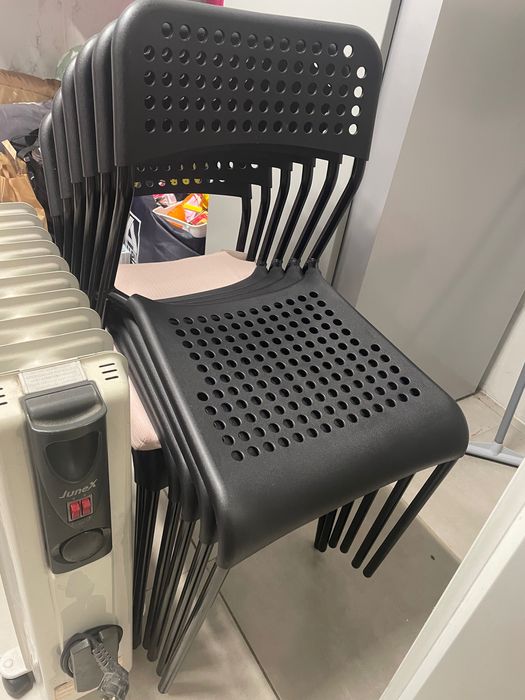 Cadeira pretas novas e mesas