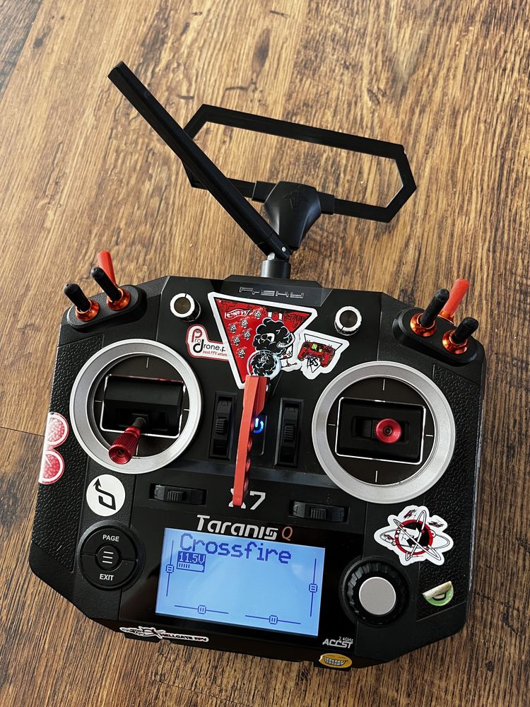 Taranis QX7 aparatura FPV dron, TBS Crossfire
