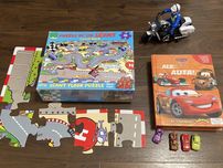 Miasto z wielkich puzzli, Motor policyjny na baterie, książka z autami