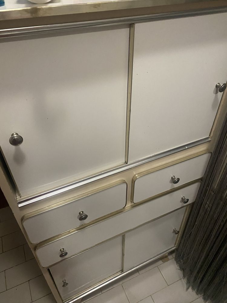 Movel com gavetas e portas de correr