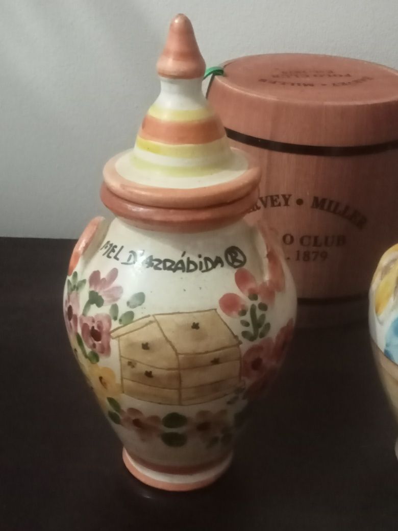 Dois potes de mel de barro, pintados á mão
