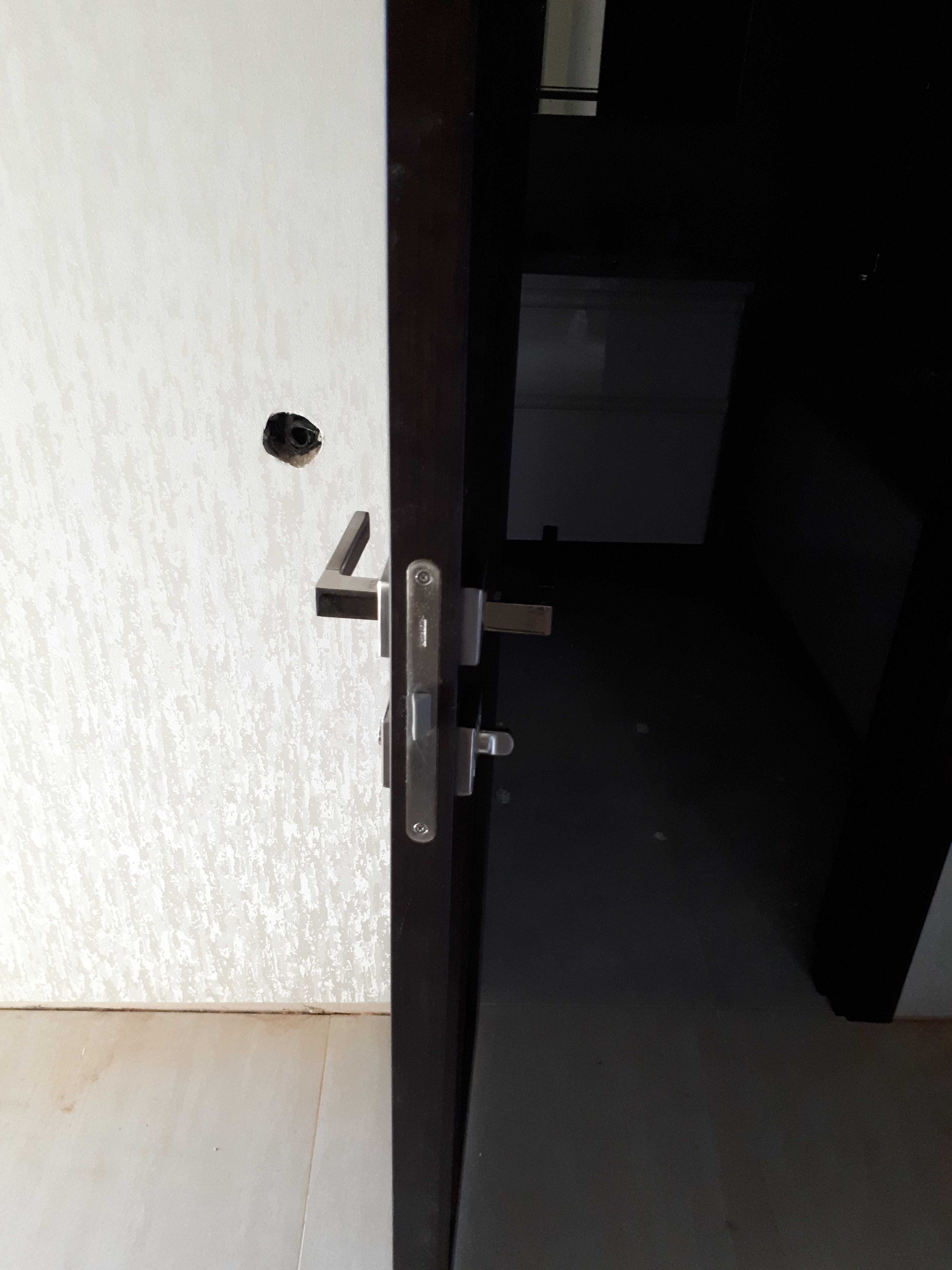 Установка межкомнатних дверей, укладка ламината, МДФ плинтус.