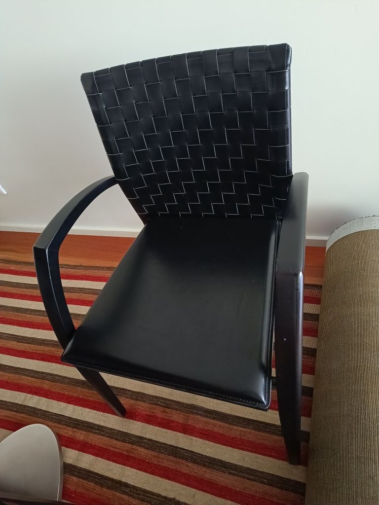 Cadeira de mesa em pele