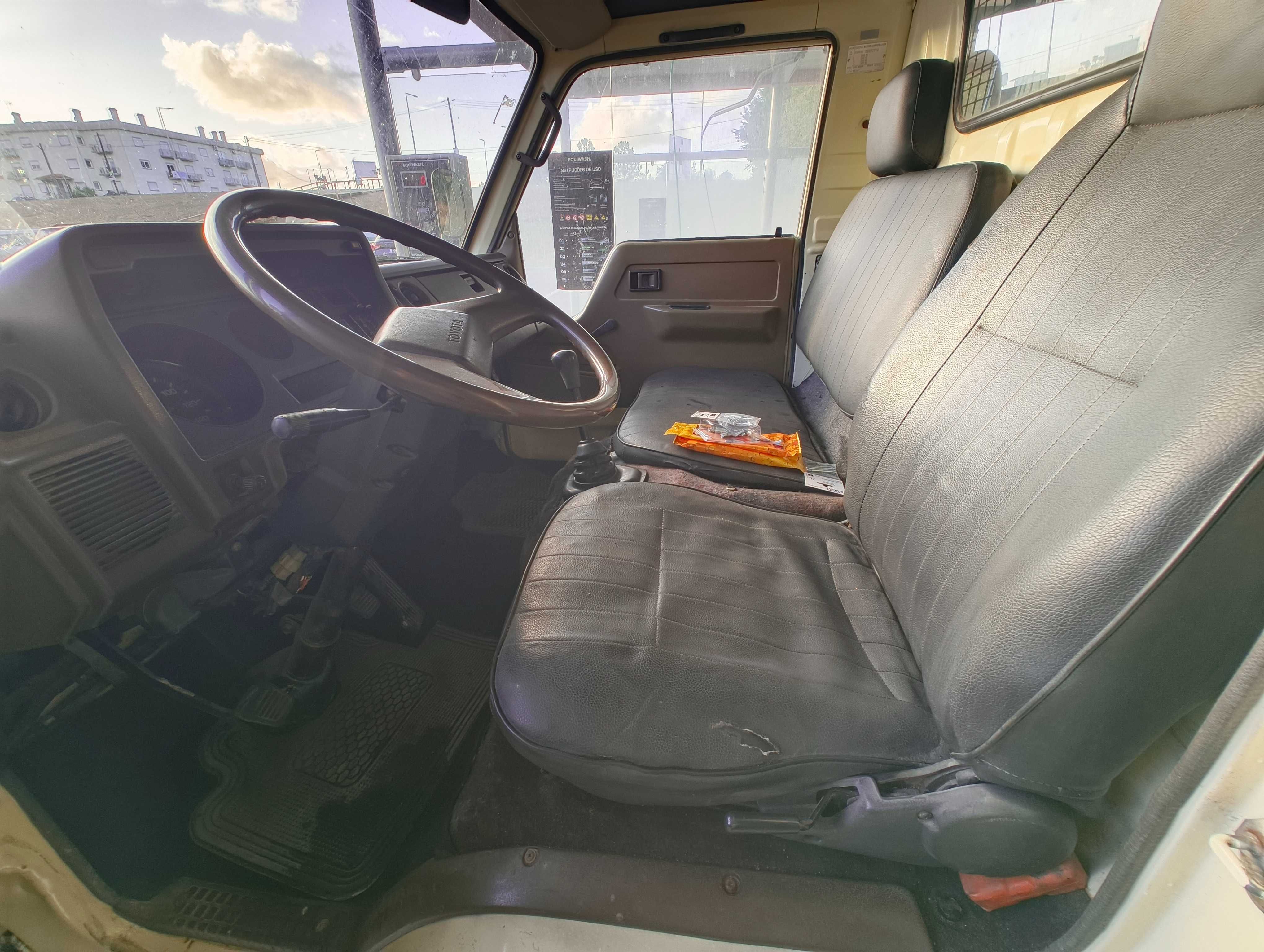TOYOTA DYNA 150 – 1989 | Fiável e Pronta a Trabalhar!