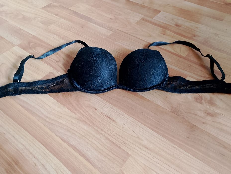 Biustonosz stanik koronkowy czarny
push up, fiszbiny, wycięta metka