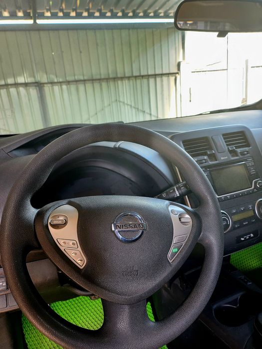 Електромобіль Nissan leaf