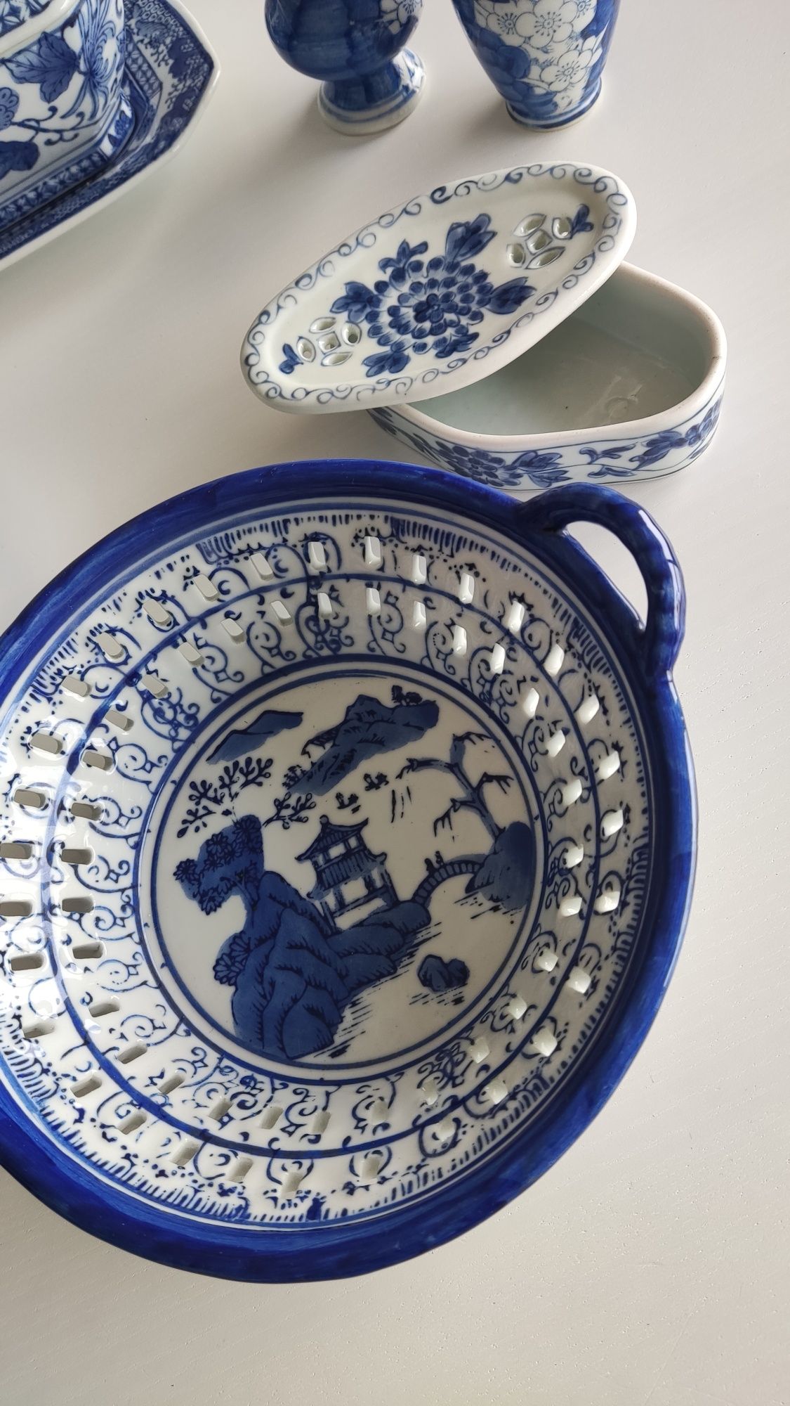 Conjunto de peças de porcelana em azul