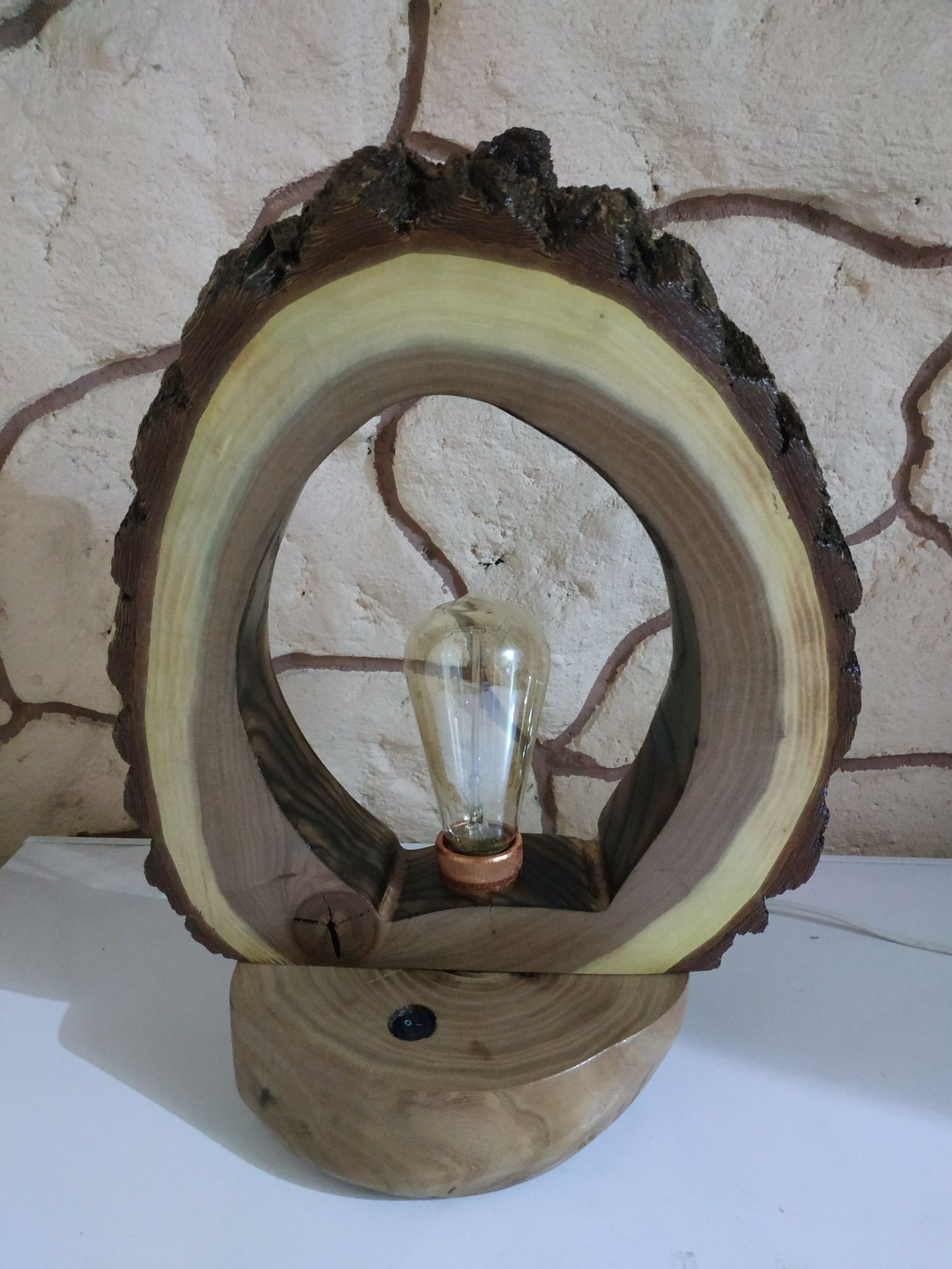 Светильник из дерева в стиле лофт.