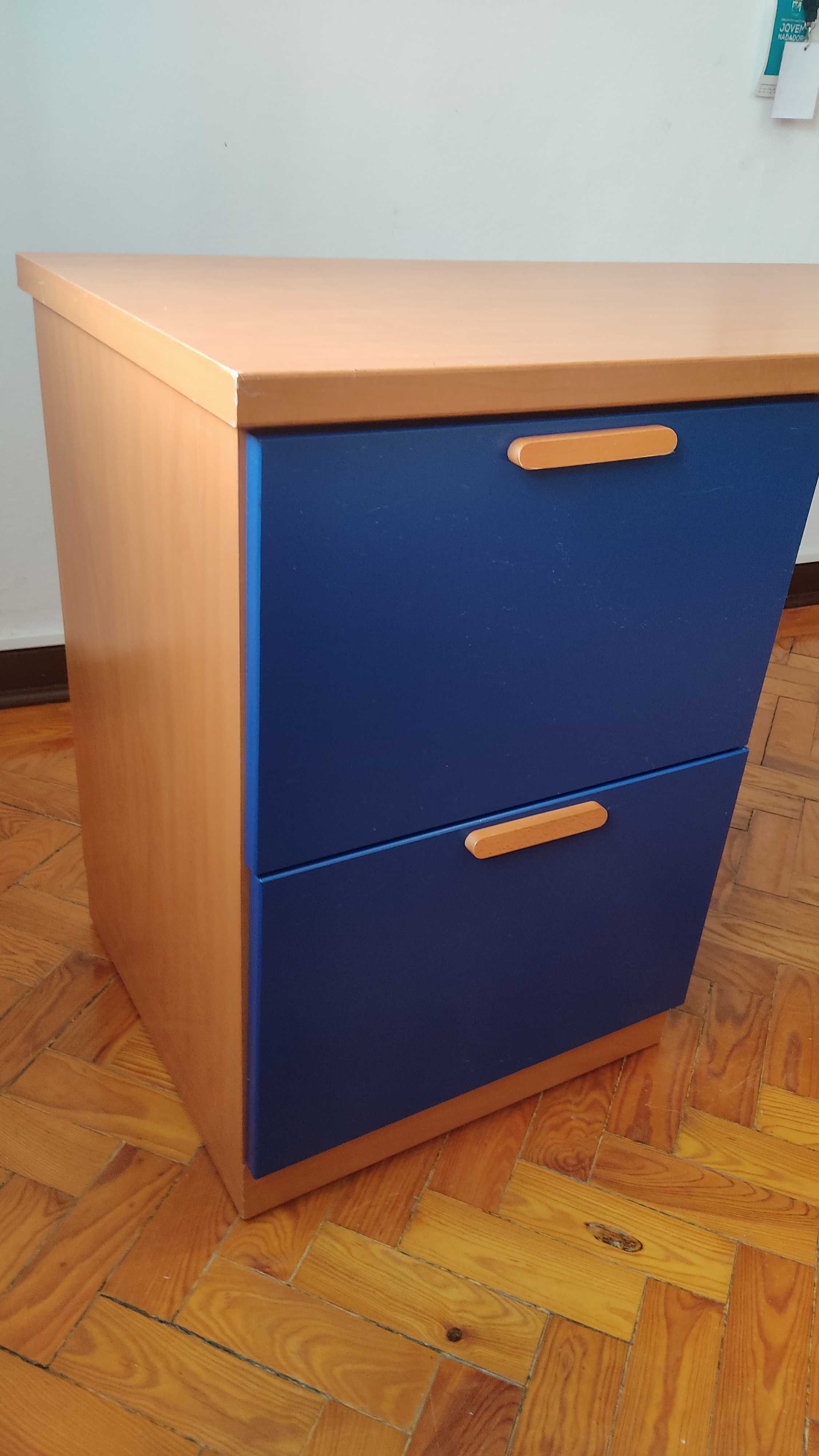 Vendo conjunto de secretária e cadeira