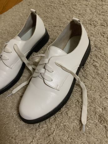 Білі класичні жіночі туфлі 38 розмір