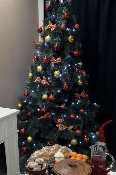 Штучна ялинка+іграшки на неї