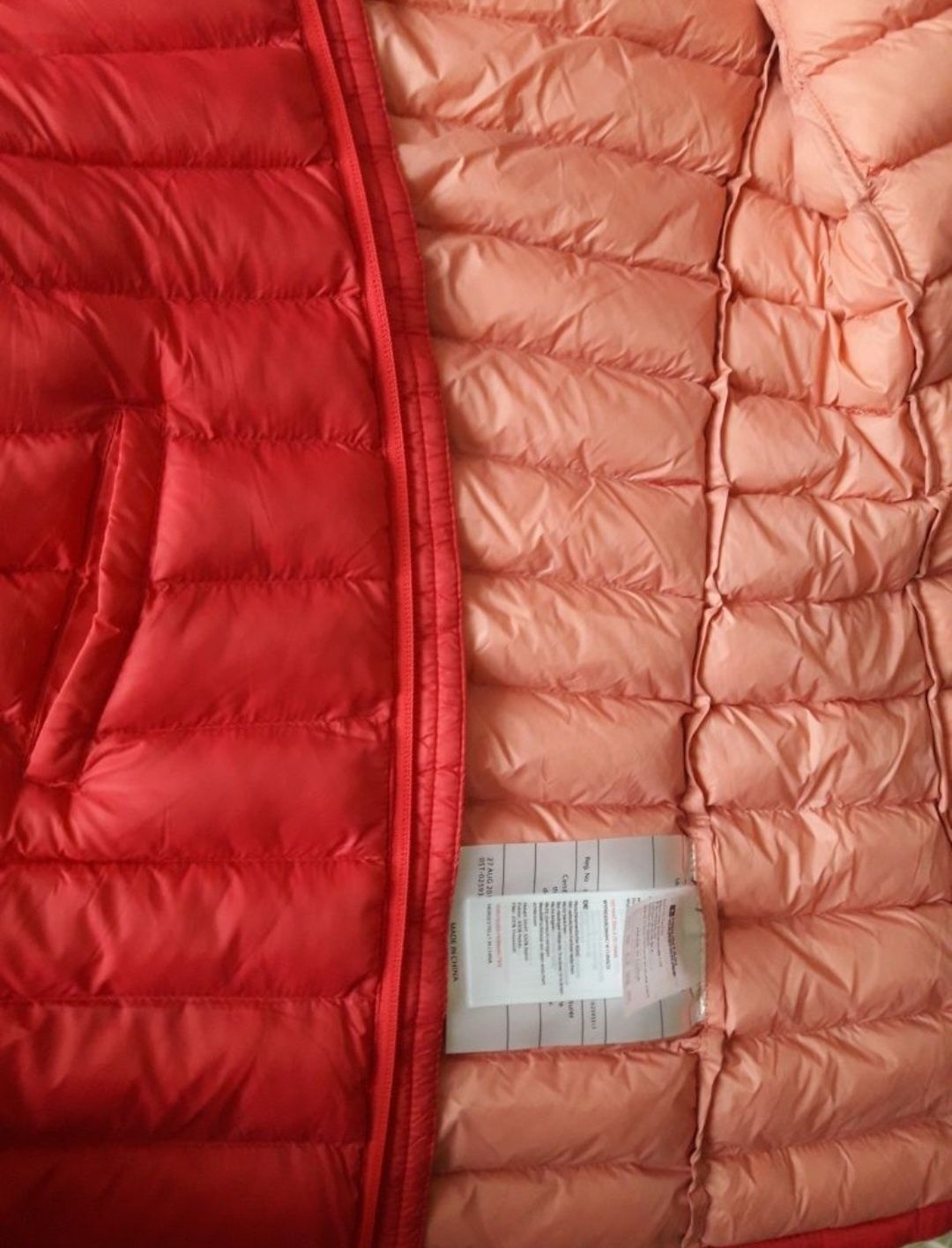 Продам новую куртку девочке  Mountain 9-10 лет.